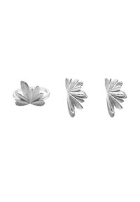 Set di anello e orecchini a tema floreale in argento, caratterizzati da forme di foglia dettagliate con superfici testurizzate, progettato in uno stile minimalista.