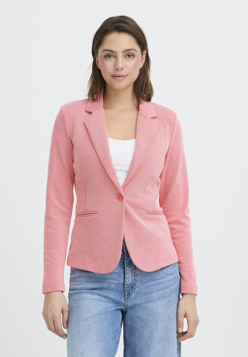 Blazer rose clair à coupe structurée ; comprend des manches longues, des revers crantés, une fermeture à un seul bouton et des poches avant.