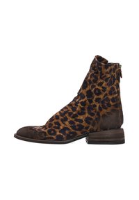 Ankelstøvle i leopardprint med en blød, tekstureret overflade, rund tå og lav blokhæl. Har en lynlåslukning på bagsiden.