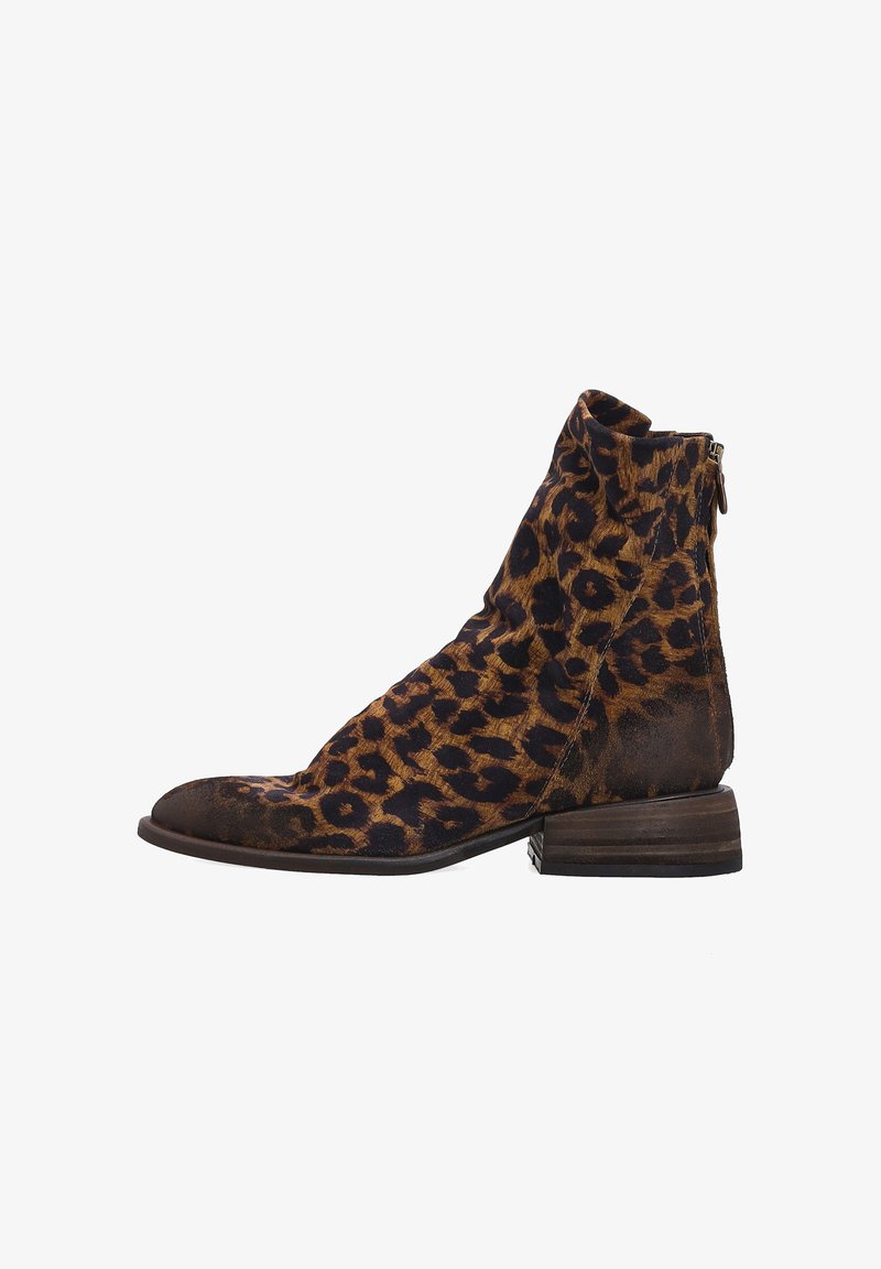 Ankelstøvle i leopardprint med en blød, tekstureret overflade, rund tå og lav blokhæl. Har en lynlåslukning på bagsiden.