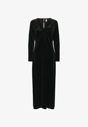 Vestido de terciopelo negro con mangas largas, escote en V y detalles fruncidos en el centro. Diseño largo hasta el suelo con un cierre en la espalda en forma de ojal.