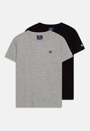 To T-skjorter: en heather grå og en svart. Begge laget av bomull, med rund hals og en liten logo brodert på brystet.