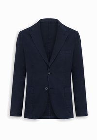 Granatowa męska marynarka z klapami z wcięciem, zapinana na dwa guziki, z kieszenią na piersi oraz dwiema przednimi kieszeniami naszywanymi.