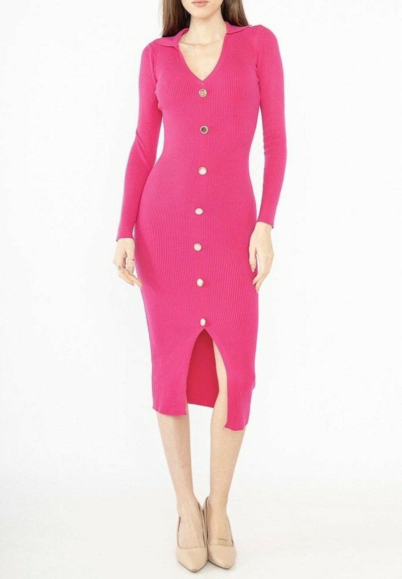 Robe ajustée rose côtelée avec col, manches longues, fermeture à boutons sur le devant et une fente jusqu'à la cuisse. Texture lisse, design jusqu'aux genoux.