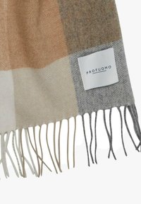 Rutig uldhalstørklæde i beige, brun og grå nuancer med frynset kanter. Bærer et hvidt mærke med sort tekst, der læser "PROFUOMO."