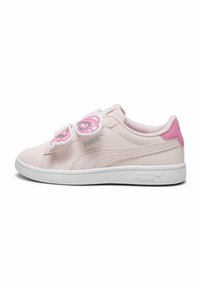 Baskets rose clair avec un dessus en synthétique lisse, semelle blanche et des appliqués en forme de papillon roses décoratifs sur les bandes Velcro.