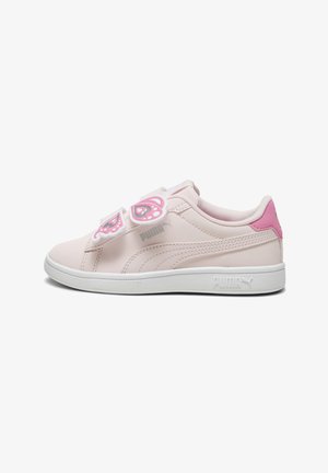 Sneaker rosa chiaro con una tomaia sintetica liscia, suola bianca e applicazioni decorative a forma di farfalla rosa sugli strap in velcro.