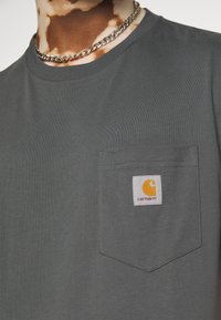 Carhartt WIP POCKET - Basic póló - jura