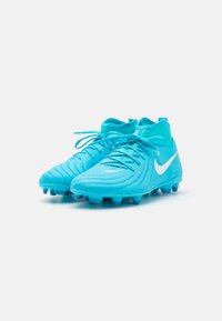 Scarpini da calcio turchesi con superficie texturizzata, caratterizzati da un logo swoosh bianco, design con lacci e tacchetti modellati sulla suola per una migliore aderenza.