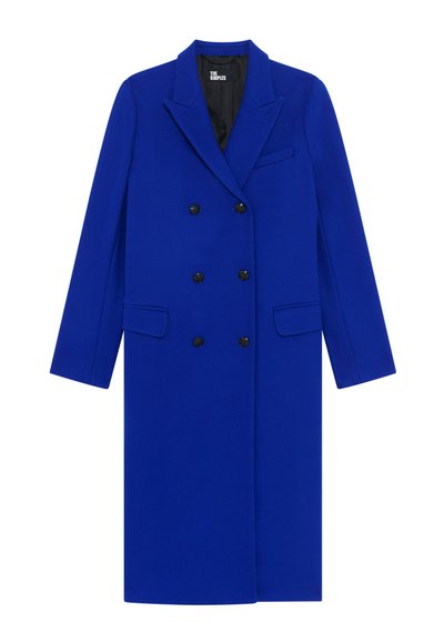 Doppelreiher Mantel aus blauer Wolle mit Schalkragen, zwei vorderen Taschen und schwarzen Knöpfen. Glatte Textur mit taillierter Passform.