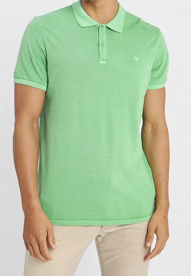 Zielona koszulka polo wykonana z fakturowanej tkaniny, z dwu guziczkowym zapięciem, krótkimi rękawami i małym akcentem logo na klatce piersiowej.