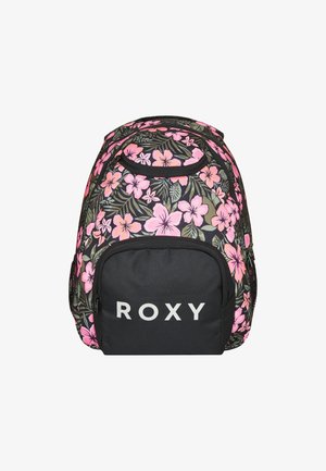 Sac à dos floral avec des hibiscus roses et des feuilles vertes sur un fond noir. Présente une poche avant avec un logo "ROXY" en blanc.