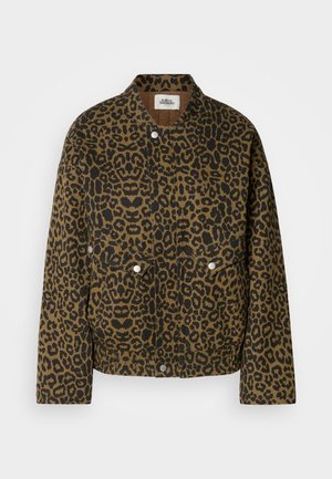 Leopardprintjas in bruin en zwart, met een kraag, drukknoopsluitingen en voorzakken, gemaakt van een textuurstof.