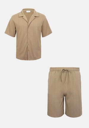 Beiges Kurzarm-Hemd mit Knopfleiste und Kragen sowie passende Shorts mit Kordelzug, beide mit dezenten strukturierten vertikalen Mustern.