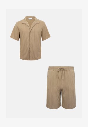 Beiges Kurzarm-Hemd mit Knopfleiste und Kragen sowie passende Shorts mit Kordelzug, beide mit dezenten strukturierten vertikalen Mustern.