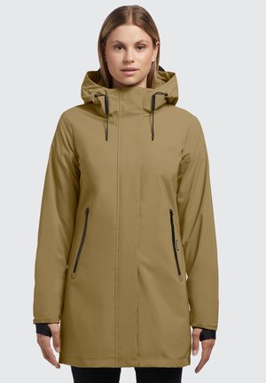 Parka imperméable couleur khaki avec capuche, deux poches avant zippées, cordons de serrage ajustables et accessoires noirs.