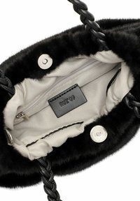 Zwarte nepbont handtas met een beige voering, ritsvak en een label met de tekst "RUE 09." Gevlochten zwarte schouderband met zilverkleurige hardware.