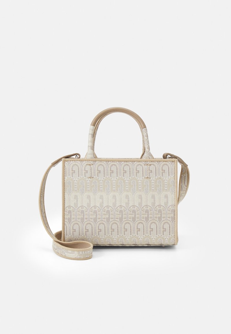 Beige gestructureerde handtas met dubbele handvatten, verstelbare schouderriem, textielstof en een herhalend patroon van bogen.