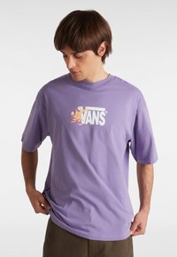 T-shirt di cotone viola a maniche corte, con logo bianco Vans e grafiche stilizzate in arancione e rosa. Vestibilità rilassata.