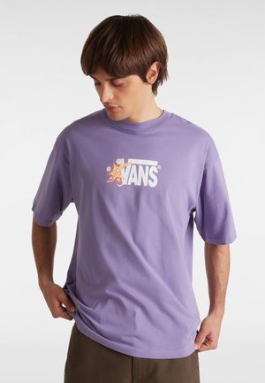 Paarse katoenen t-shirt met korte mouwen, voorzien van een wit Vans-logo en gestileerde graphics in oranje en roze. Relaxte fit.