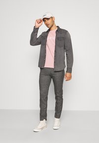 Calvin Klein FRONT LOGO - T-shirt estampada - salmon