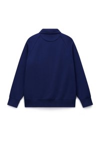 Tmavě modrý pulovr s dlouhými rukávy, malým límečkem, žebrovanými manžetami a lemem, zobrazený zezadu na bílém pozadí.