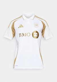 Camisa polo de manga corta blanca con acentos dorados en los laterales, el collar y el logo. Presenta "BMO" en dorado y la marca Adidas en los hombros. Material Aeroready.