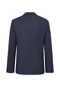Blazer navy, tessuto texture, spacco singolo sul retro, revers a punta, quattro bottoni sui polsini, due tasche laterali.