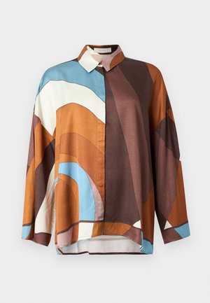Košile s dlouhým rukávem a límečkem na knoflíky, zdobená abstraktními zakřivenými vzory v odstínech hnědé, modré, bílé a oranžové.