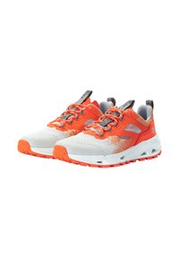 Leichte Sneakers in Weiß und leuchtendem Orange, mit einer strukturierten Oberseite, gemustertem Design und grauen Akzenten sowie rutschfesten Sohlen.