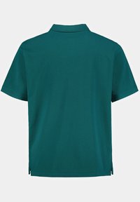 Polo tričko s krátkým rukávem v tmavě modré barvě, s klasickým límcem, postranními rozparky a hladkým bavlněným materiálem. Jednoduchý, jednobarevný design.