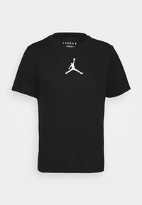 Svart bomullströja med en vit Jumpman-logga i mitten fram. Klassisk rund halsringning och korta ärmar, med en avslappnad passform.