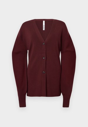 Burgundský pletený kardigán s hlbokým véčkovým výstrihom, piatimi čiernymi gombíkmi, širokými rukávmi a rebrovanými manžetami pre textúrovaný vzhľad.