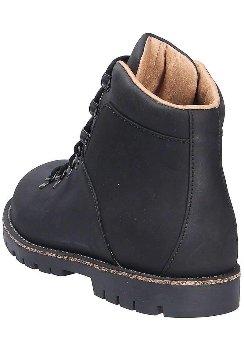 Schwarzer Lederstiefel mit hohem Knöchel, brauner Innenausstattung und schwarzen Schnürsenkeln. Verfügt über eine robuste Gummisohle und eine Naht entlang der Kanten.