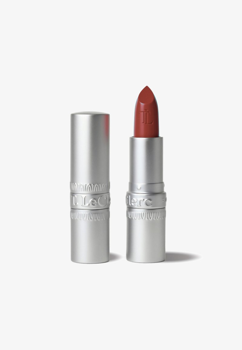 Satin-Finish-Bullet-Lippenstift in tiefem Rot, untergebracht in einer matten silbernen Tube mit strukturierten Akzenten und geprägtem Logo-Detail.