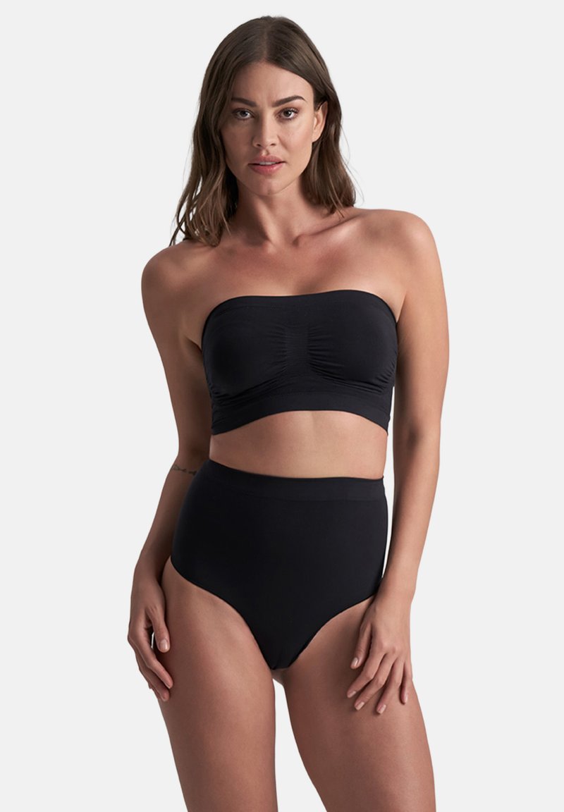Completo bikini nero composto da un top bandeau arricciato senza spalline e una parte inferiore a vita alta. Realizzato in tessuto liscio con un design aderente.