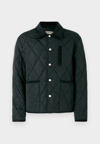Chaqueta negra acolchada con cuello de pana, botones a presión en el frente, dos bolsillos laterales y un bolsillo en el pecho con tela texturizada.