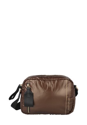 Bolso bandolera de nailon marrón con textura acolchada, cremallera dorada, acento negro y detalle del logotipo. Cuenta con una correa desmontable para mayor versatilidad.