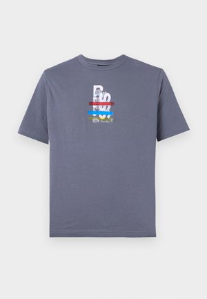 Pelēka kokvilnas t-krekls ar daudzkrāsainu grafisko dizainu, kas ietver tekstu un tīģera ilustrāciju, apaļu kakla izgriezumu un īsām piedurknēm.