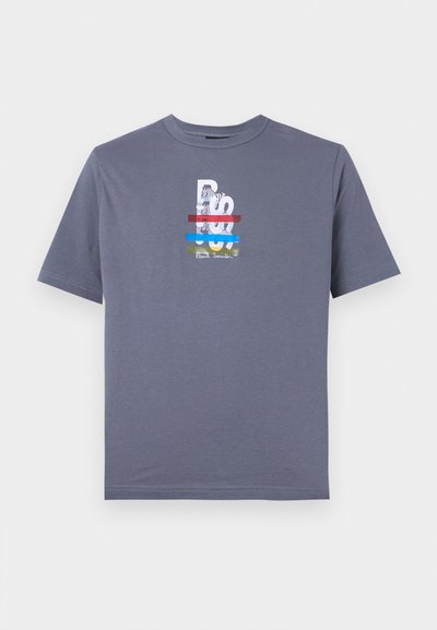 Šedé bavlněné tričko se multibarevným grafickým designem s textem a ilustrací tygra, kulatým výstřihem a krátkými rukávy.