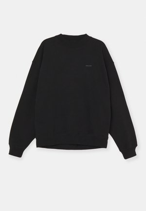 Schwarzes Sweatshirt aus weichem Material, mit lockerer Passform, abgesenkten Schultern und kleinem Logo auf der Vorderseite. Glatte Textur, schlichtes Design.