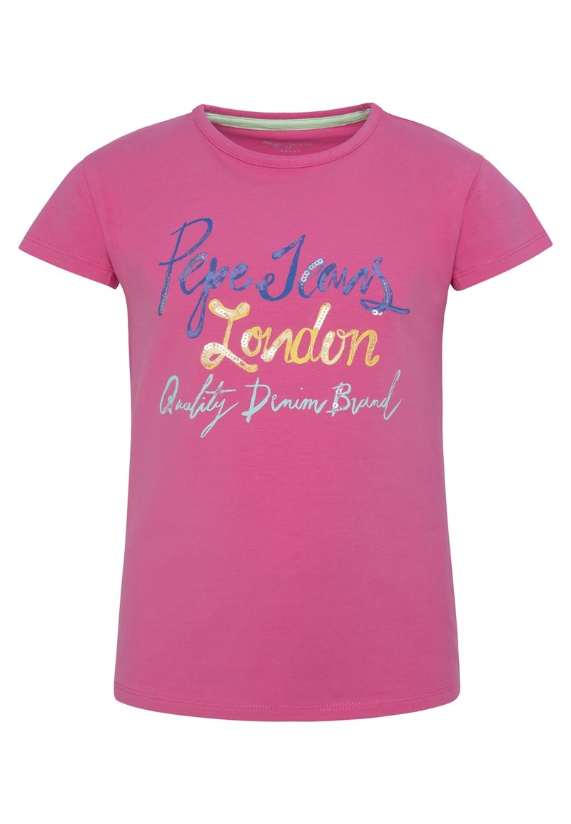 Růžové bavlněné tričko s krátkým rukávem, se textem "Pepe Jeans London Quality Denim Brand" v mnoha barevných a různých písmových stylech.