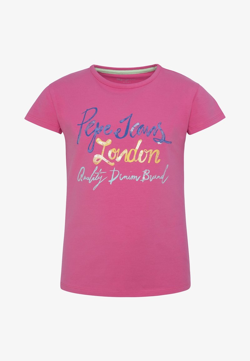 Maglietta in cotone rosa con maniche corte, con la scritta "Pepe Jeans London Quality Denim Brand" in caratteri multicolori e variati.