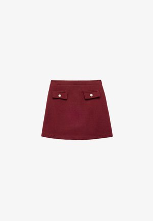 Bordeaux mini rok met twee voorzakken, elk versierd met een decoratieve knop. Gemaakt van textuurstof, met een getailleerd ontwerp.