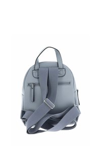 Sac à dos en cuir gris avec une finition texturée, des sangles ajustables, une poignée supérieure et une poche zippée à l'avant pour plus de praticité.