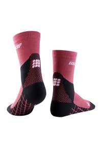 Calze sportive rosse e nere con una trama testurizzata, caratterizzate da un motivo geometrico e logo bianco. Lunghezza alla caviglia con rinforzo nel tallone e nella punta.