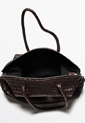 Borsa a tracolla in pelle intrecciata marrone con superficie testurizzata, doppio manico e chiusura con zip. L'interno è in tessuto nero, senza tasche aggiuntive visibili.
