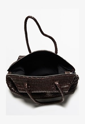 Sac à main en cuir tressé marron avec une surface texturée, doubles anses et fermeture éclair. L'intérieur est en tissu noir, sans poches supplémentaires visibles.