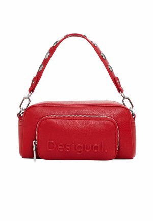Czerwona prostokątna skórzana torebka z przednią kieszenią na zamek z wytłoczonym napisem "Desigual" oraz regulowanym, ozdobionym ćwiekami paskiem na ramię.