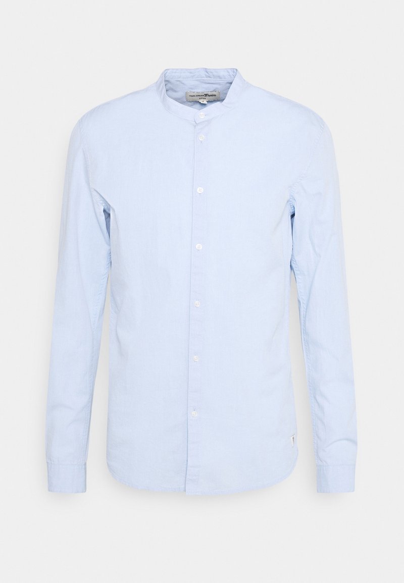 Camicia a maniche lunghe blu chiaro con colletto a banda, chiusura con bottoni e una texture di cotone liscia; presenta bottoni bianchi e un orlo curvo.